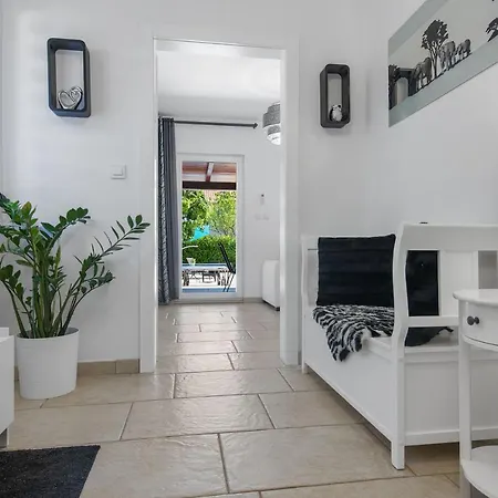 Charming Dory Villa